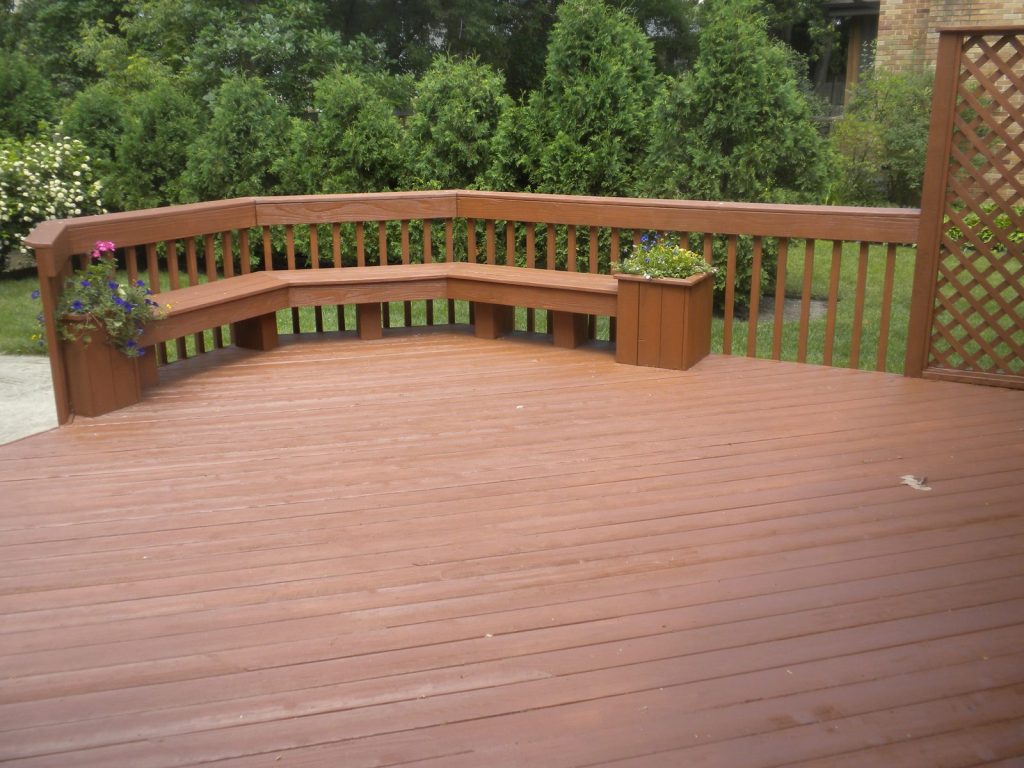 Freshly stained deck with built-in curved bench and lattice