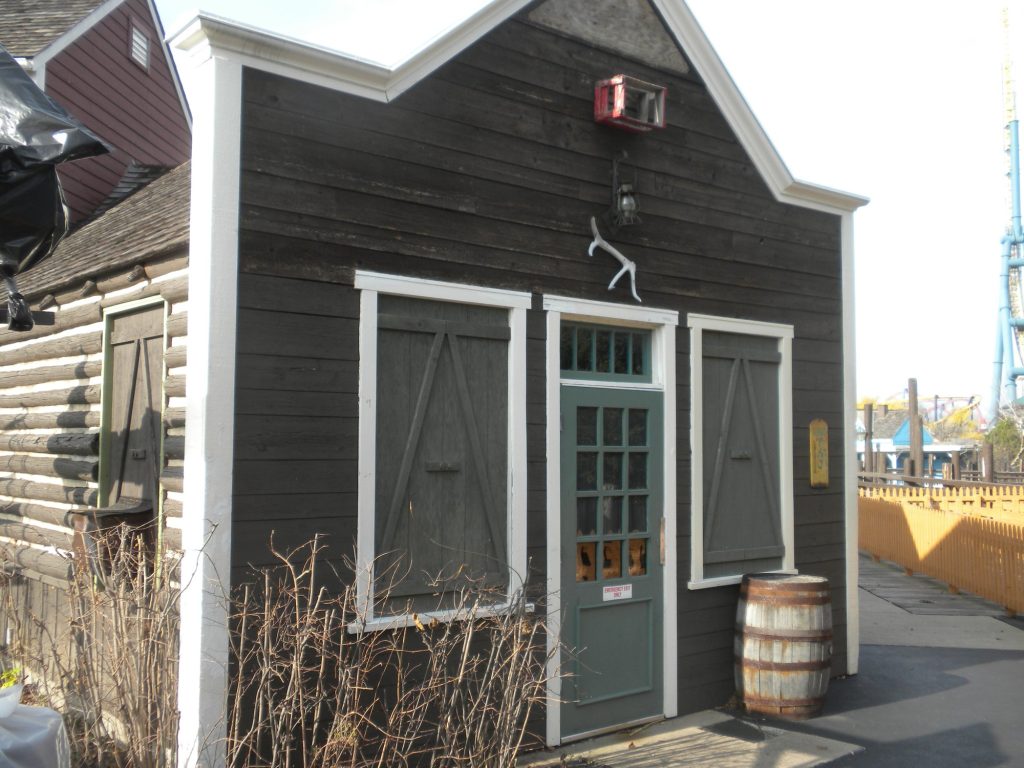 Painted log cabin with green doors at Six Flags Great America