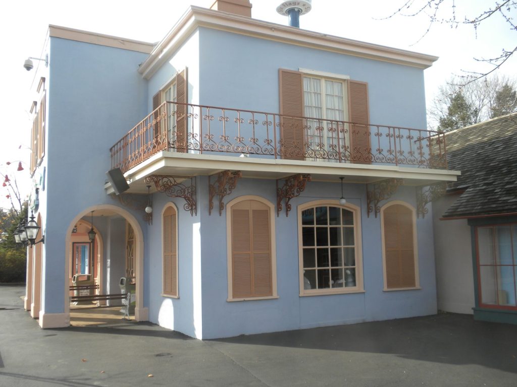 Themed building at Six Flags Great America painted by Pete the Painter