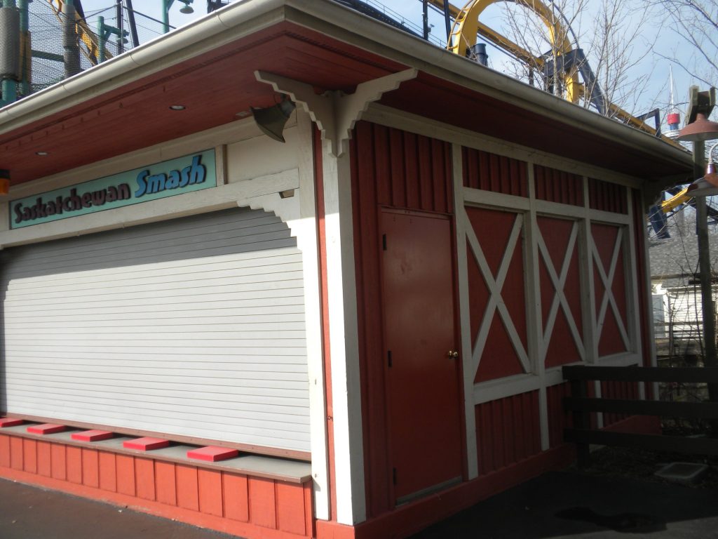 Side of the Saskatchewan snack stand at Six Flags Great America after painting