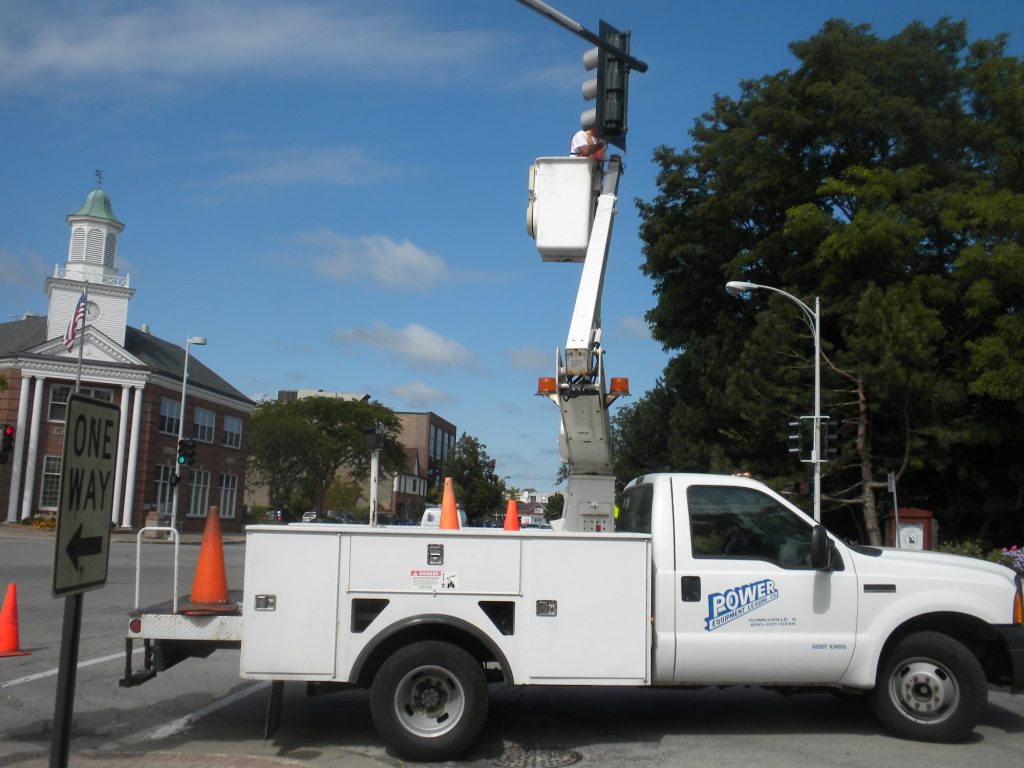 Bucket truck lifting a painter to a Winnetka signal pole